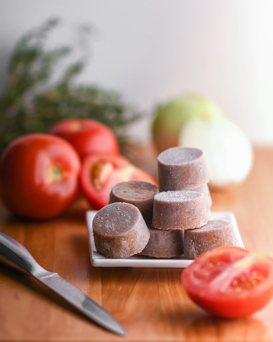 Moneditas de carne molida TUTUN con tomate, cebolla y hierbas frescas