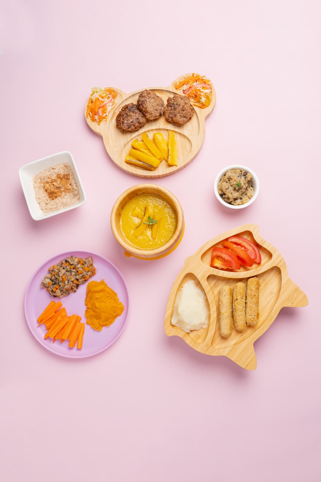 Platos TUTUN servidos en bandejas kawaii de madera